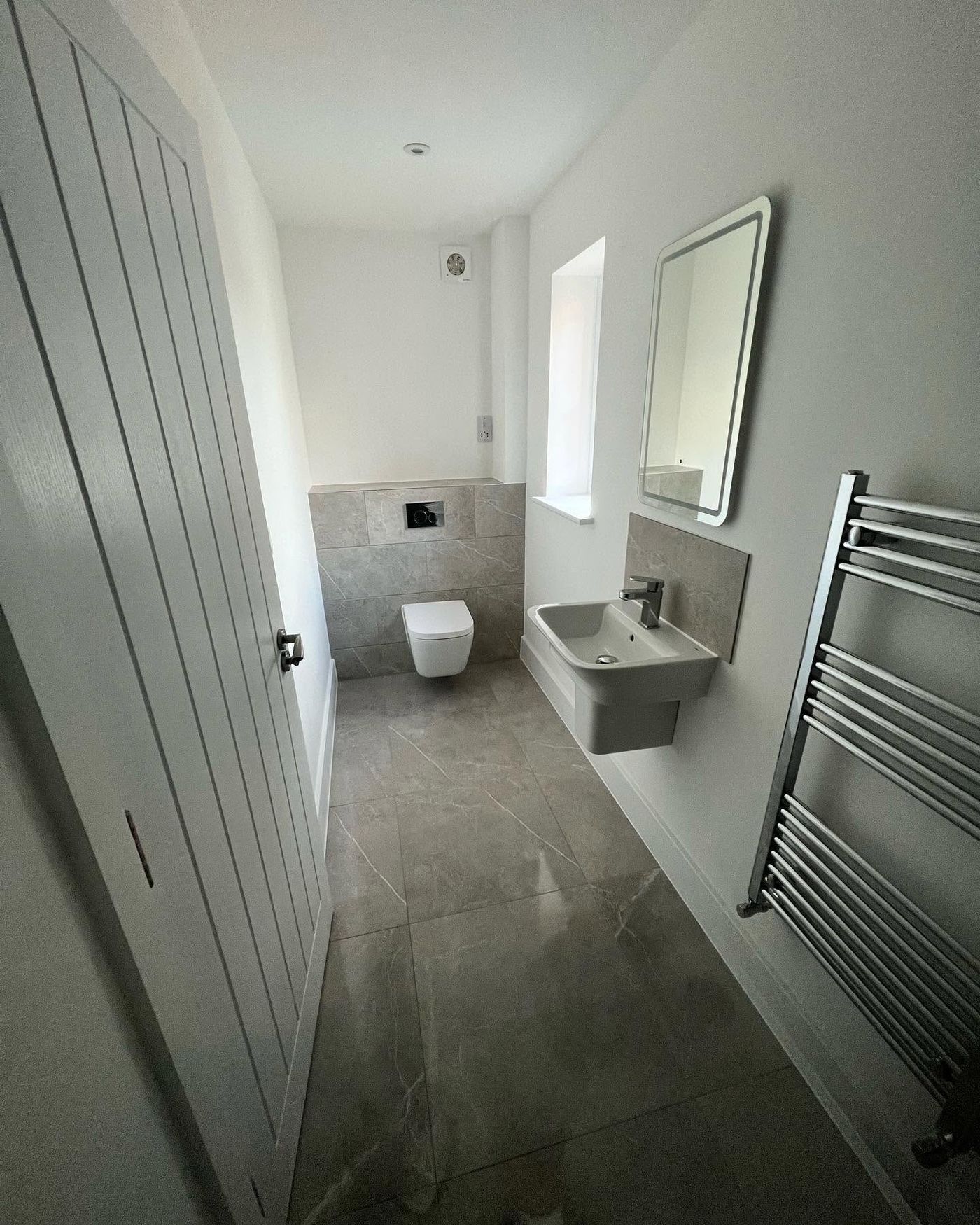 Compact cloakroom with wall-hung basin